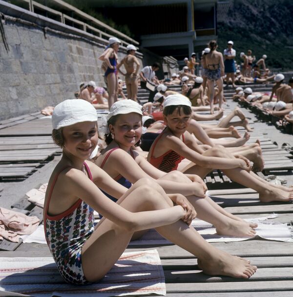 Дети на пляже пионерского лагеря Артек, 1973 год