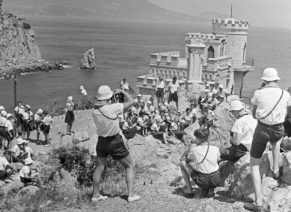 Пионеры из пионерского лагеря Артек фотографируются около замка Ласточкино гнездо, 1958 год