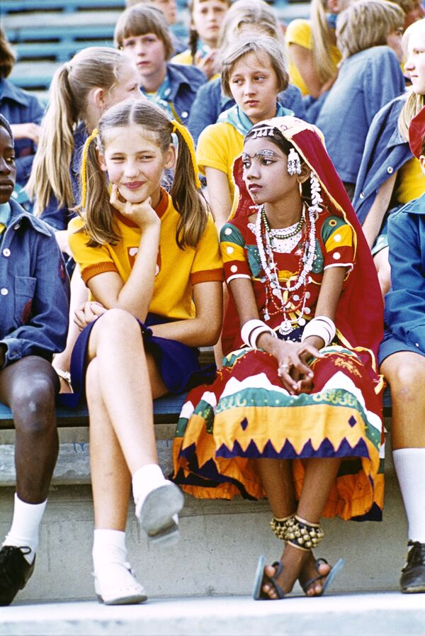 Инна Старостина из СССР и Суджата Гописетти из Индия в пионерлагере Артек, 1978 год
