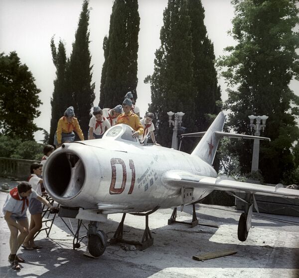Реактивный истребитель - подарок пионерам Артека от летчиков ВВС, 1967 год