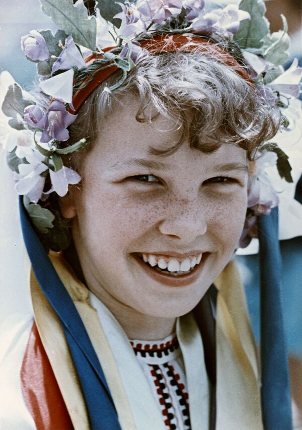 Пионерка в национальном украинском костюме в детском лагере Артек, 1965 год