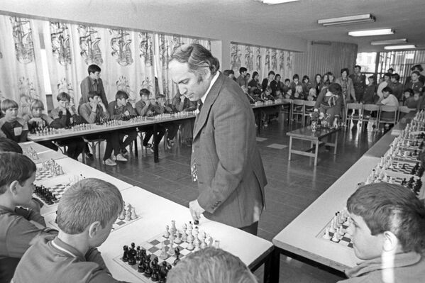 Сеанс одновременной игры в шахматы пионерам Артека дает экс-чемпион мира Михаил Таль, 1977 год