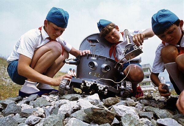 Ребята из кружка Юный техник пионерского лагеря Артек проводят испытания модели Лунохода, 1978 год
