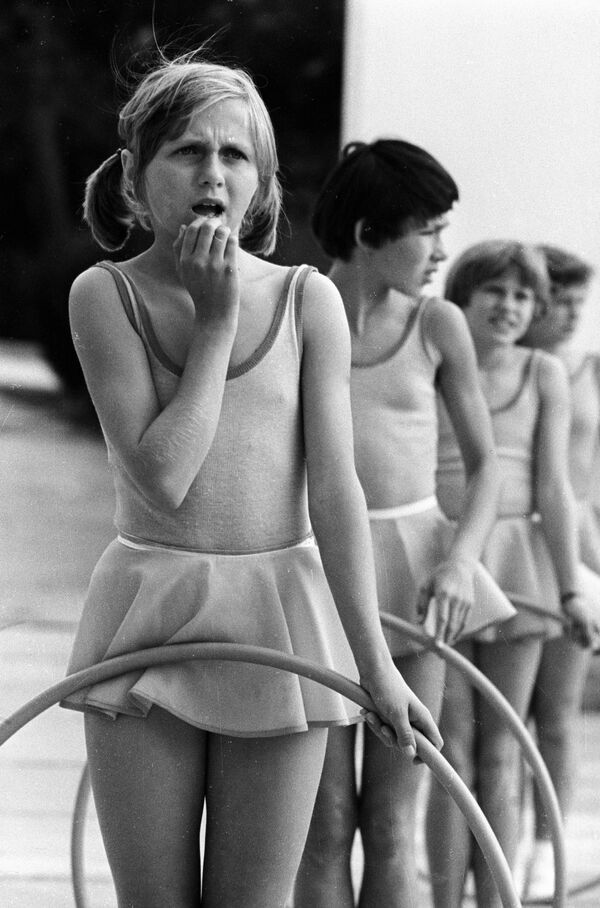 Девочки из пионерлагеря «Артек» перед выступлением на всесоюзных детских спортивных играх, 1977 год