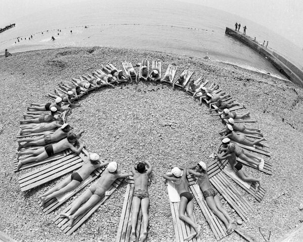 Дети на пляже пионерского лагеря Артек, 1985 год