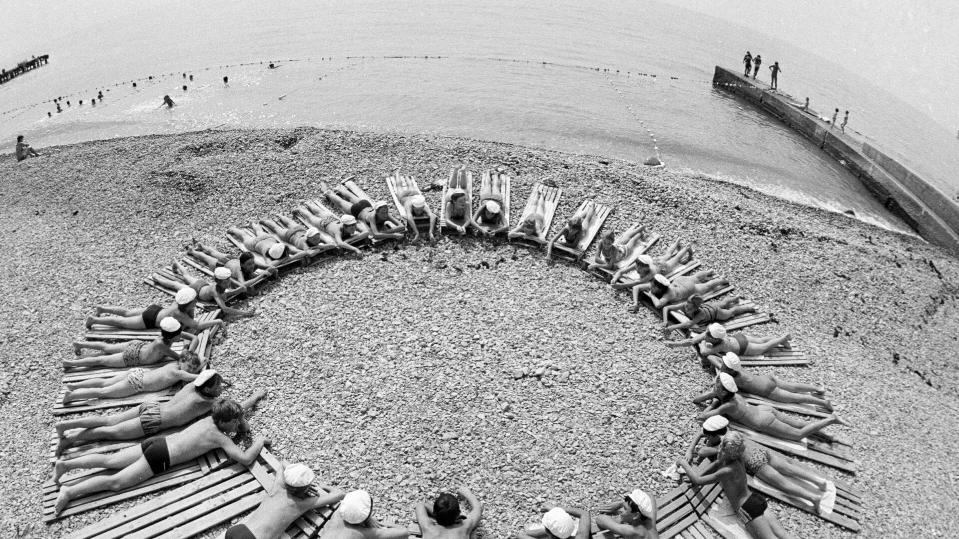 Дети на пляже пионерского лагеря Артек, 1985 год - РИА Новости, 1920, 05.01.2021