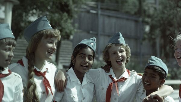 Советские и индийские дети в лагере Артек, 1968 год