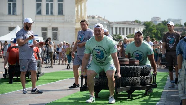 Участники международного фестиваля силового экстрима Евразийские игры в Севастополе