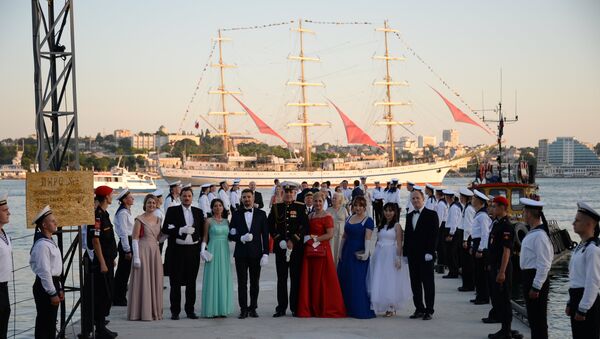 Участники VI Большого севастопольского благотворительного офицерского бала на фоне парусника Херсонес