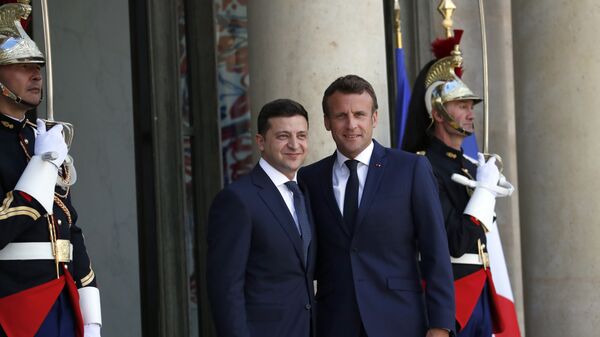 Президент Франции Эммануэль Макрон и президент Украины Владимир Зеленский во время встречи в Елисейском дворце в Париже. 17 июня 2019