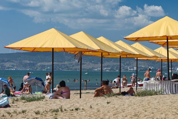 Отдыхающие на пляже на берегу Черного моря в поселке Береговое Отдыхающие на пляже на берегу Черного моря в поселке Береговое