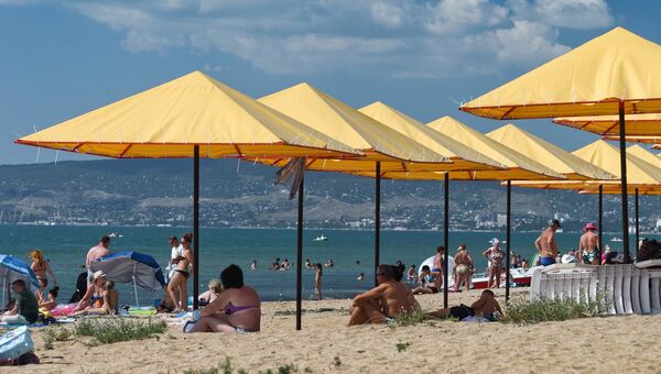 Отдыхающие на пляже на берегу Черного моря в поселке Береговое