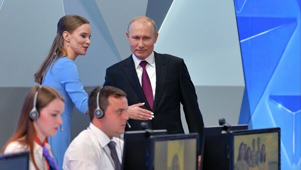 Президент РФ Владимир Путин и сотрудники колл-центра перед началом ежегодной специальной программы Прямая линия с Владимиром Путиным. 20 июня 2019