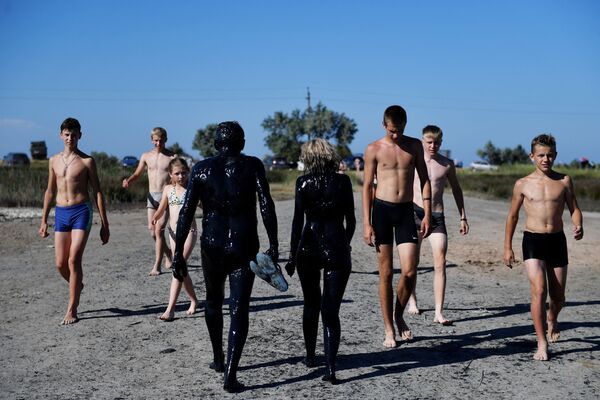 Отдыхающие после принятия грязевых ванн на Чокракском озере в Крыму