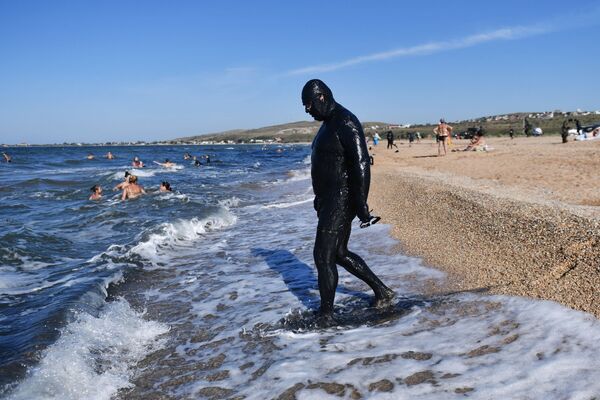Отдыхающий после принятия грязевых ванн на Чокракском озере в Крыму