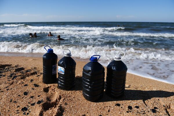 Бутыли с лечебной грязью из Чокракского озера в Крыму