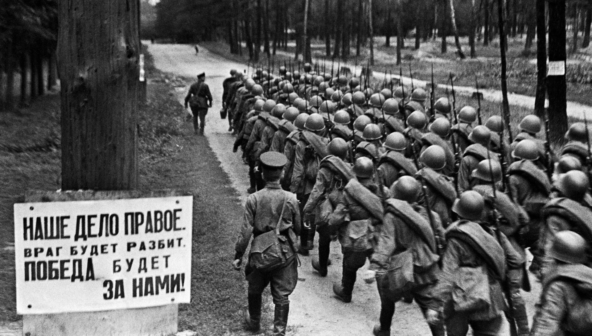 Колонны бойцов движутся на фронт из Москвы, 23 июня 1941 года - РИА Новости, 1920, 17.06.2021