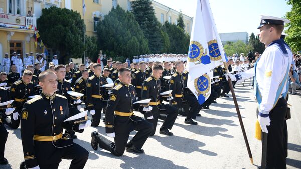 Выпуск офицеров и мичманов. Церемония прощания с боевым знаменем училища