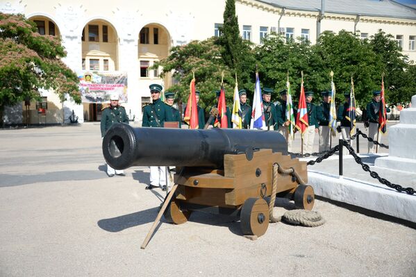 В торжествах приняли участие реконструкторы в русской морской военной форме времен Крымской войны.