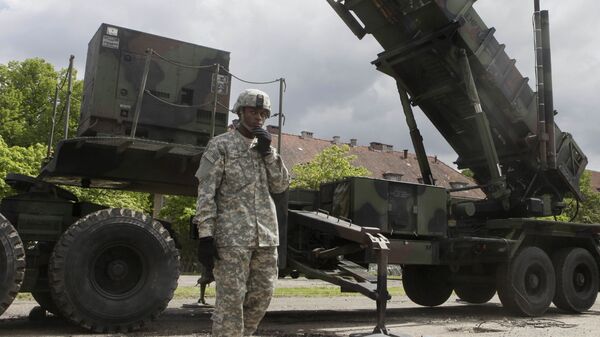 Американский военный возле зенитно-ракетного комплекса Patriot на военной базе в Мораге, Польша
