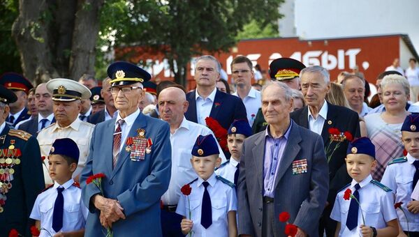 Траурные мероприятия на Военном мемориальном кладбище в Симферополе в День памяти и скорби