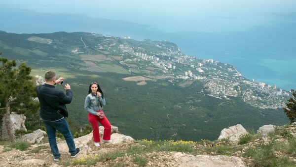 Туристы на горе Ай-Петри в Крыму