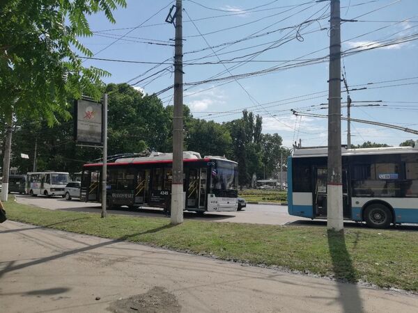 В Симферополе встали троллейбусы из-за аварии на линии электропередачи. 24 июня 2019 В Симферополе встали троллейбусы из-за аварии на линии электропередачи. 24 июня 2019