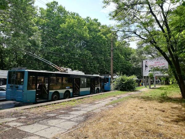 В Симферополе встали троллейбусы из-за аварии на линии электропередачи. 24 июня 2019 В Симферополе встали троллейбусы из-за аварии на линии электропередачи. 24 июня 2019