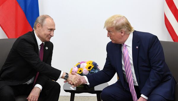 Президент РФ Владимир Путин и президент США Дональд Трамп во время встречи на полях саммита Группы двадцати в Осаке. 28 июня 2019