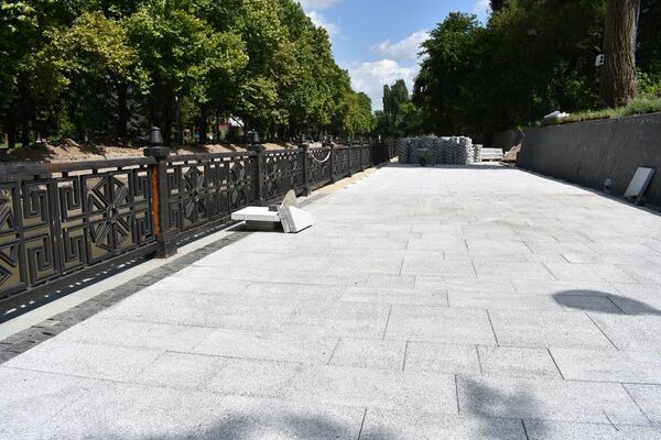 В рамках капитального ремонта набережной реки Салгир началась укладка новой тротуарной плитки. 1 июля 2019 года В рамках капитального ремонта набережной реки Салгир началась укладка новой тротуарной плитки. 1 июля 2019 года