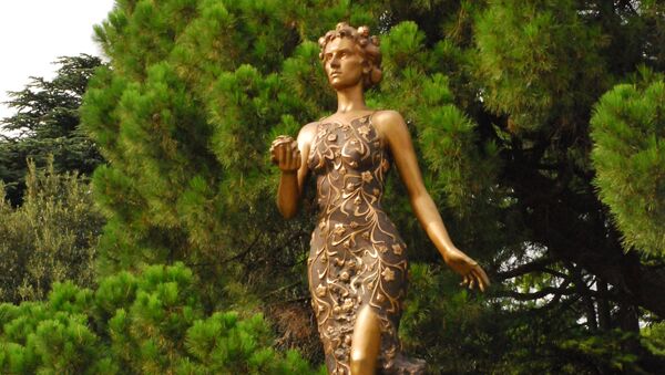 Памятник римской богине цветов и весны Флоре в Никитском ботаническом саду