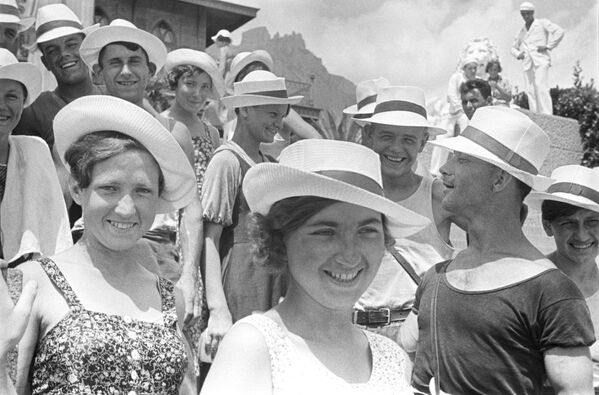 Молодежь, отдыхающая в Ялте. 1939 год