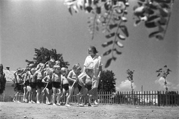 Воспитанники детского сада зерносовхоза Феодосийский на прогулке. Крым, 1939 год