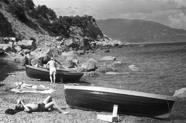 Солнечные ванны на берегу Черного моря. Крым, 1950 год