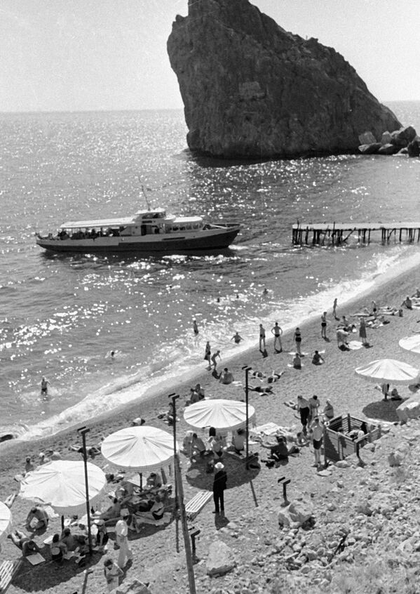 Отдыхающие загорают на пляже в Симеизе на южном берегу Крыма, 1964 год