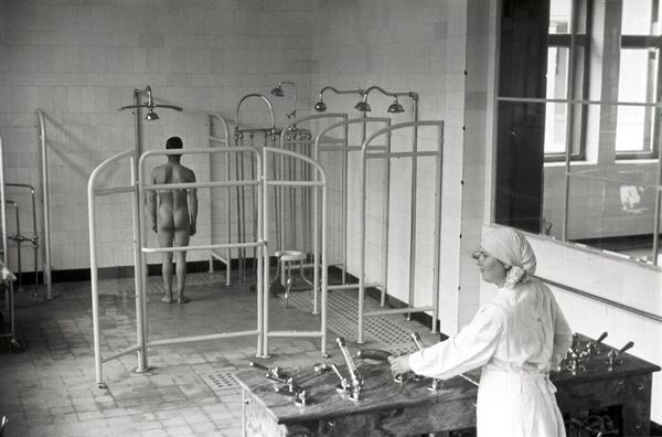 Водные процедуры в ялтинском санатории Курпаты, 1950 год