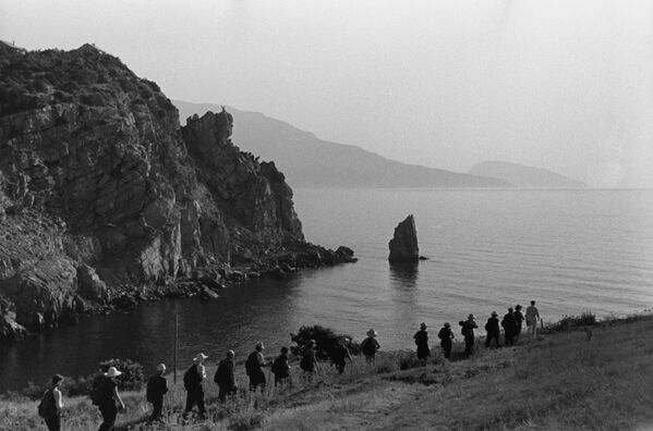 Туристы на берегу Черного моря в Крыму, 1955 год