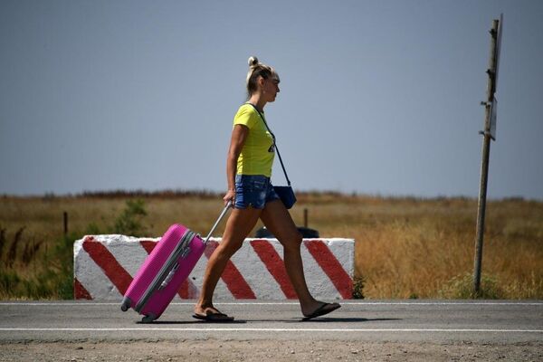 Украинская туристка в пункте пропуска Джанкой на границе с Украиной Украинская туристка в пункте пропуска Джанкой на границе с Украиной