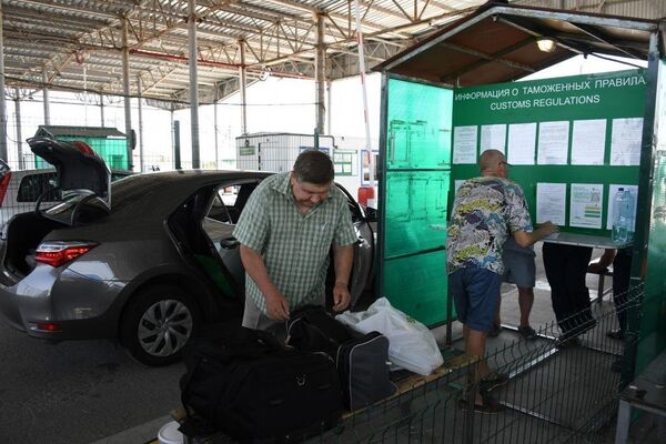 Во время прохождения таможенного контроля в пункте пропуска Джанкой на границе с Украиной Во время прохождения таможенного контроля в пункте пропуска Джанкой на границе с Украиной