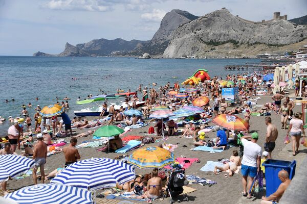 Отдыхающие на одном из пляжей в Судаке Отдыхающие на одном из пляжей в Судаке