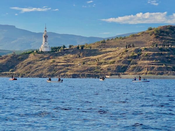 Маломерные плавательные средства в море недалеко от поселка Малореченское в Крыму Маломерные плавательные средства в море недалеко от поселка Малореченское в Крыму