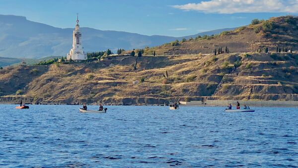 Маломерные плавательные средства в море недалеко от поселка Малореченское в Крыму