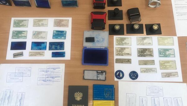 Фальшивые оттиски штампов органов миграционного контроля, выявленные у супружеской пары в Крыму