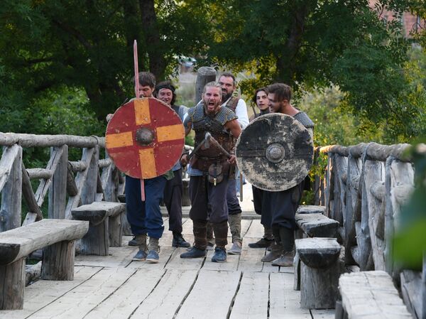 Показательные бои во время празднования Ивана Купала в кинопарке Викинг Показательные бои во время празднования Ивана Купала в кинопарке Викинг