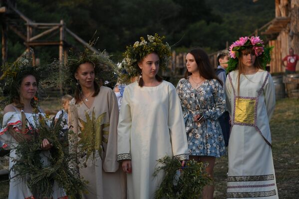 Девушки во время празднования Ивана Купала