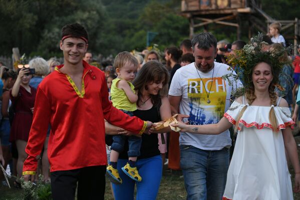 Венчание пары во время празднования Ивана Купала
