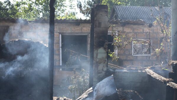 Разрушенный дом в Донецкой области в результате обстрела украинскими силовиками