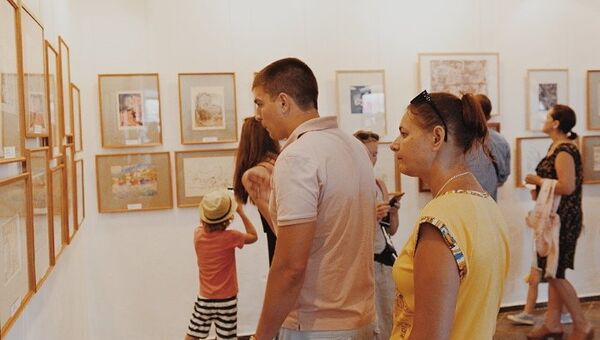 Посетители на выставке Города Александра Грина в творчестве современных художников в музее Александра Грина в Феодосии