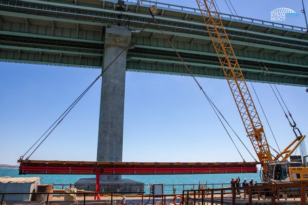 На стройплощадке Крымского моста демонтируют рабочие мосты На стройплощадке Крымского моста демонтируют рабочие мосты