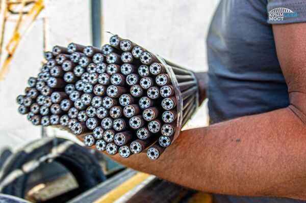 На стройплощадке Крымского моста демонтируют рабочие мосты На стройплощадке Крымского моста демонтируют рабочие мосты